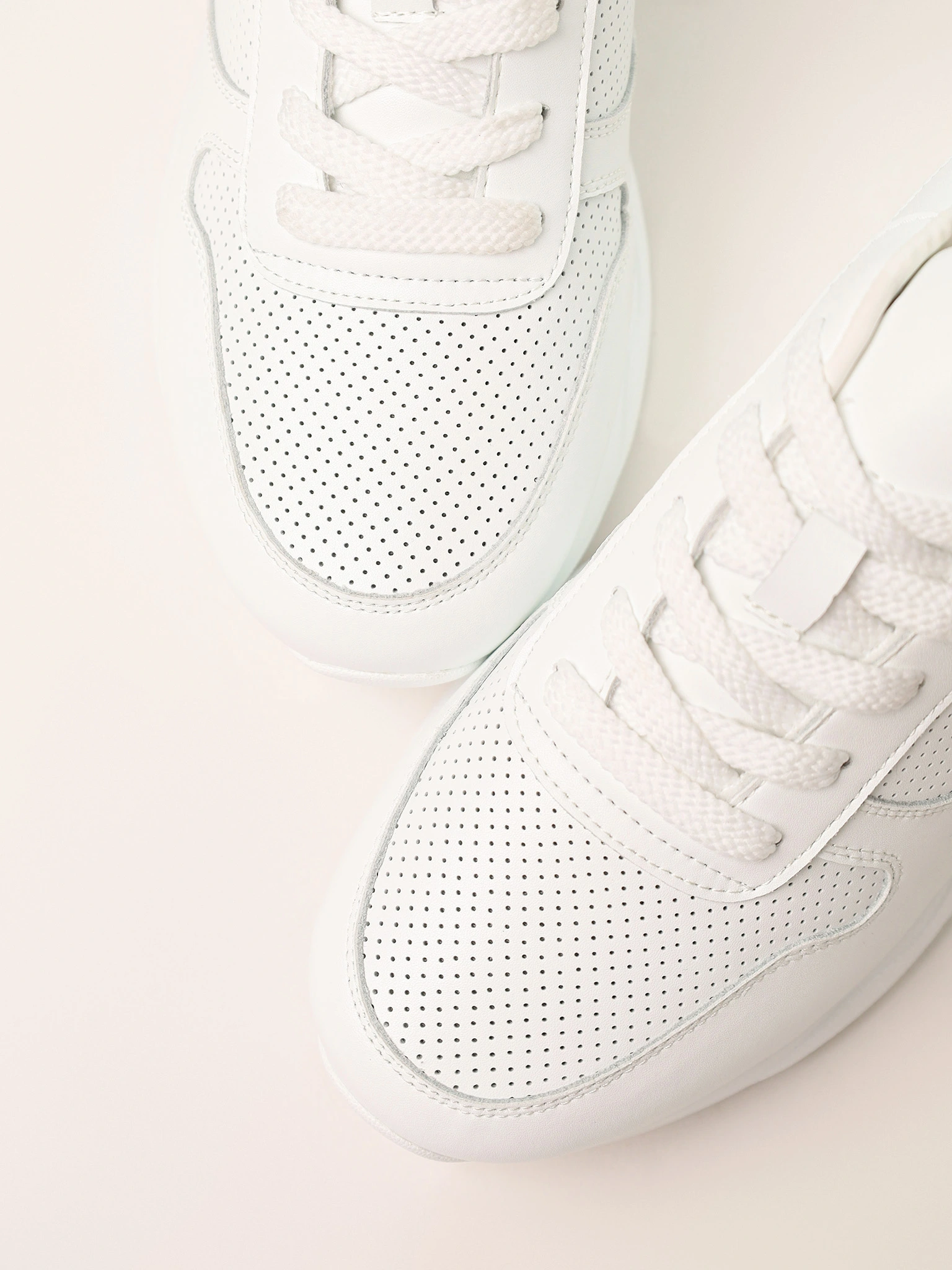 Кроссовки белого цвета на средней платформе